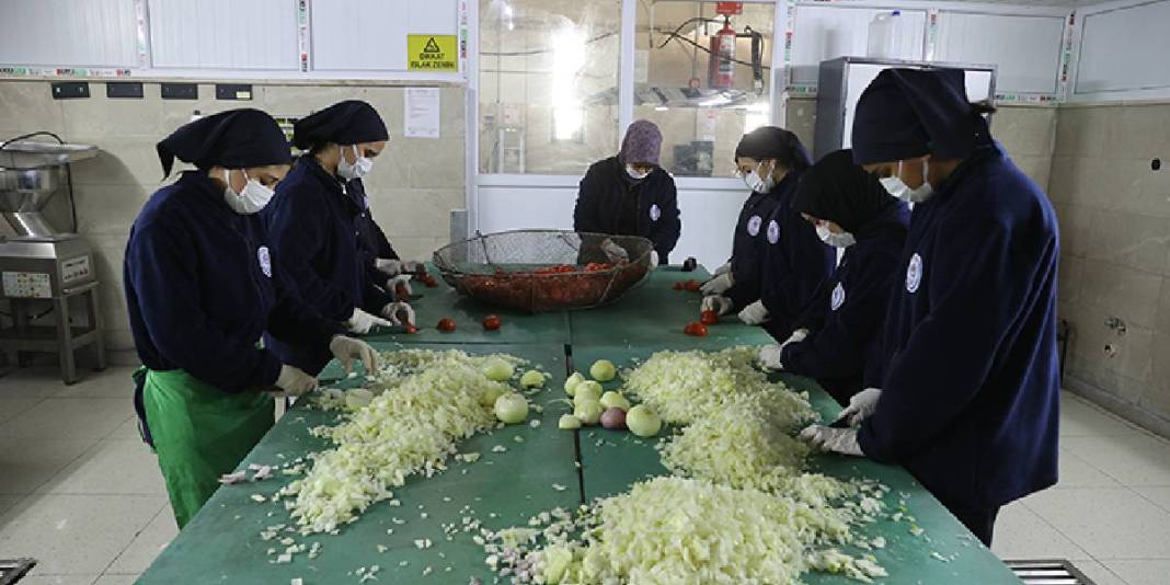 Öğrenci ellerinden sofralara: Her gün 5000 kişilik iftarlık hazırlıyorlar 4